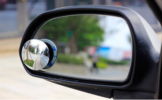 Có nên lắp đặt gương cầu lồi vào kính chiếu hậu ô tô?